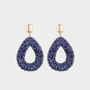Gouden druppeloorbellen van blauwe glaskraaltjes aan gouden oorstekers lengte 6 cm