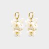 Oorbellen bloem acryl beige