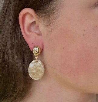 Oorbellen ovaal resin beige