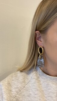 Oorbellen resin moza&iuml;ek grijs