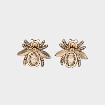 Gouden oorbellen vormgegeven als vlieg met beige glaskraaltjes 4 cm