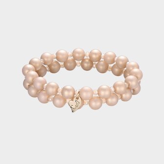 Set van twee beige armbanden met zand kleurige tussenkralen 18 cm elk