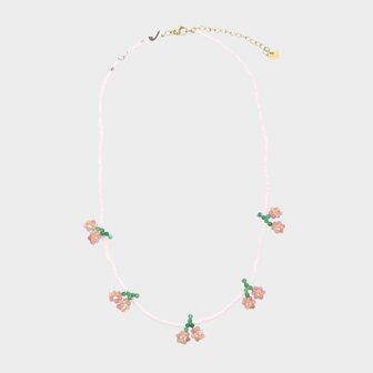 Lichtroze ketting met glaskraaltjes en donkerroze kersjes gouden slot 40 cm