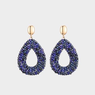 Gouden druppeloorbellen van blauwe glaskraaltjes aan gouden oorstekers lengte 6 cm