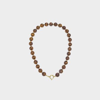 Bruine kralenketting met leopardprint van resin en gouden scheepsslot stainless steel lengte 45 cm