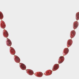 Gouden ketting met grote rode resin kralen