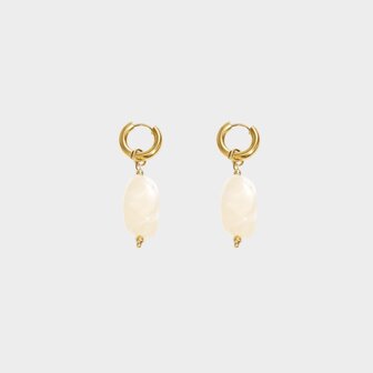 Gouden creolen van stainless steel met beige hanger van hars lengte 4 cm