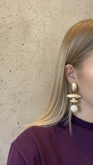 Oorbellen ovaal bol beige