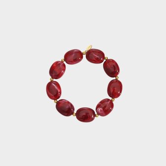 Gouden armband met grote bordeaux rode kralen van resin lengte 18 cm