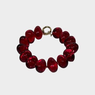 Rode armband van resin met gouden scheepsslot lengte 19 cm