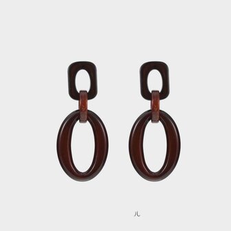 Oorbellen schakel resin bruin