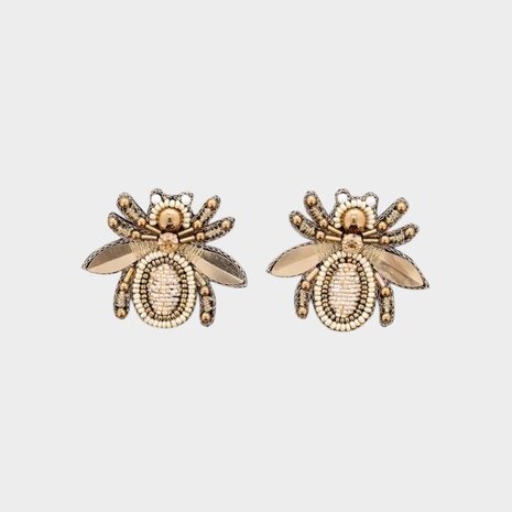Gouden oorbellen vormgegeven als vlieg met beige glaskraaltjes 4 cm