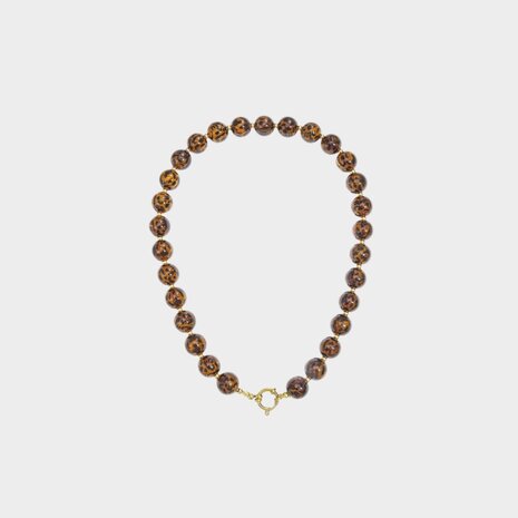 Bruine kralenketting met leopardprint van resin en gouden scheepsslot stainless steel lengte 45 cm