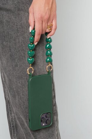 Telefoonkoord met acryl hartjes en gouden ringen in hand