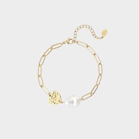 Gouden schakelarmband met witte parel en geborsteld gouden hart 21 cm verstelbaar