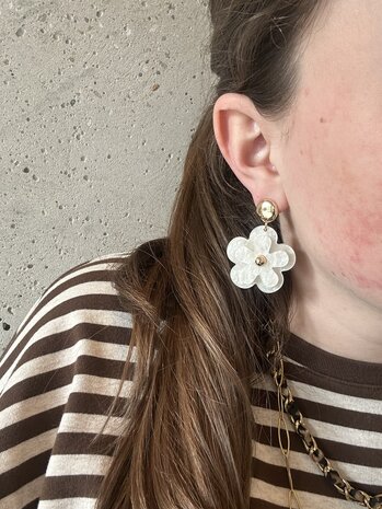 Oorbellen bloem dubbel beige