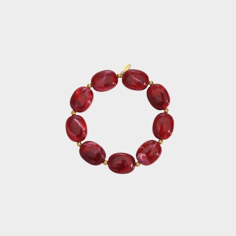Gouden armband met grote bordeaux rode kralen van resin lengte 18 cm