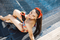 Hoe lang mag je niet zwemmen na oorbellen laten zetten?