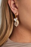 Oorbellen creool schelp beige