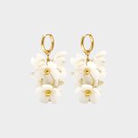 Oorbellen bloem acryl beige