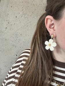 Oorbellen bloem raffia blauw