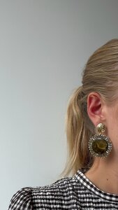 Oorbellen rond steen olijf