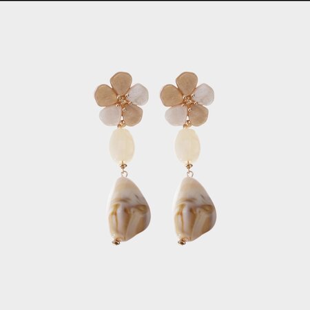 Oorbellen bloem beige