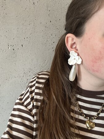 Oorbellen bloem drop beige