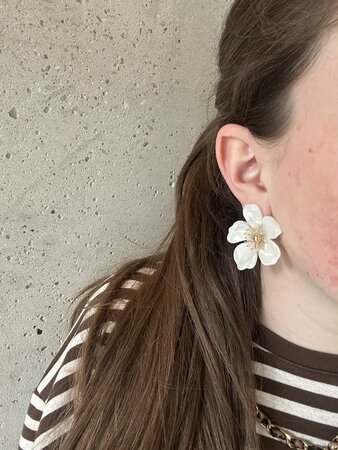 Oorbellen bloem resin beige