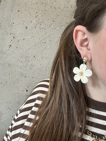 Oorbellen bloem raffia blauw