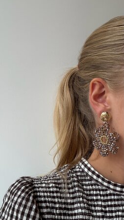 Oorbellen bloem kraal taupe