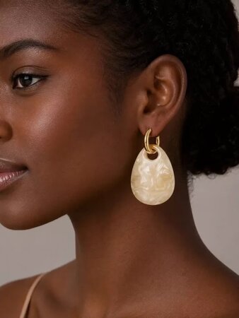 Oorbellen druppel resin beige