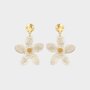 Oorbellen resin bloem beige