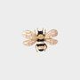 Broche bij beige